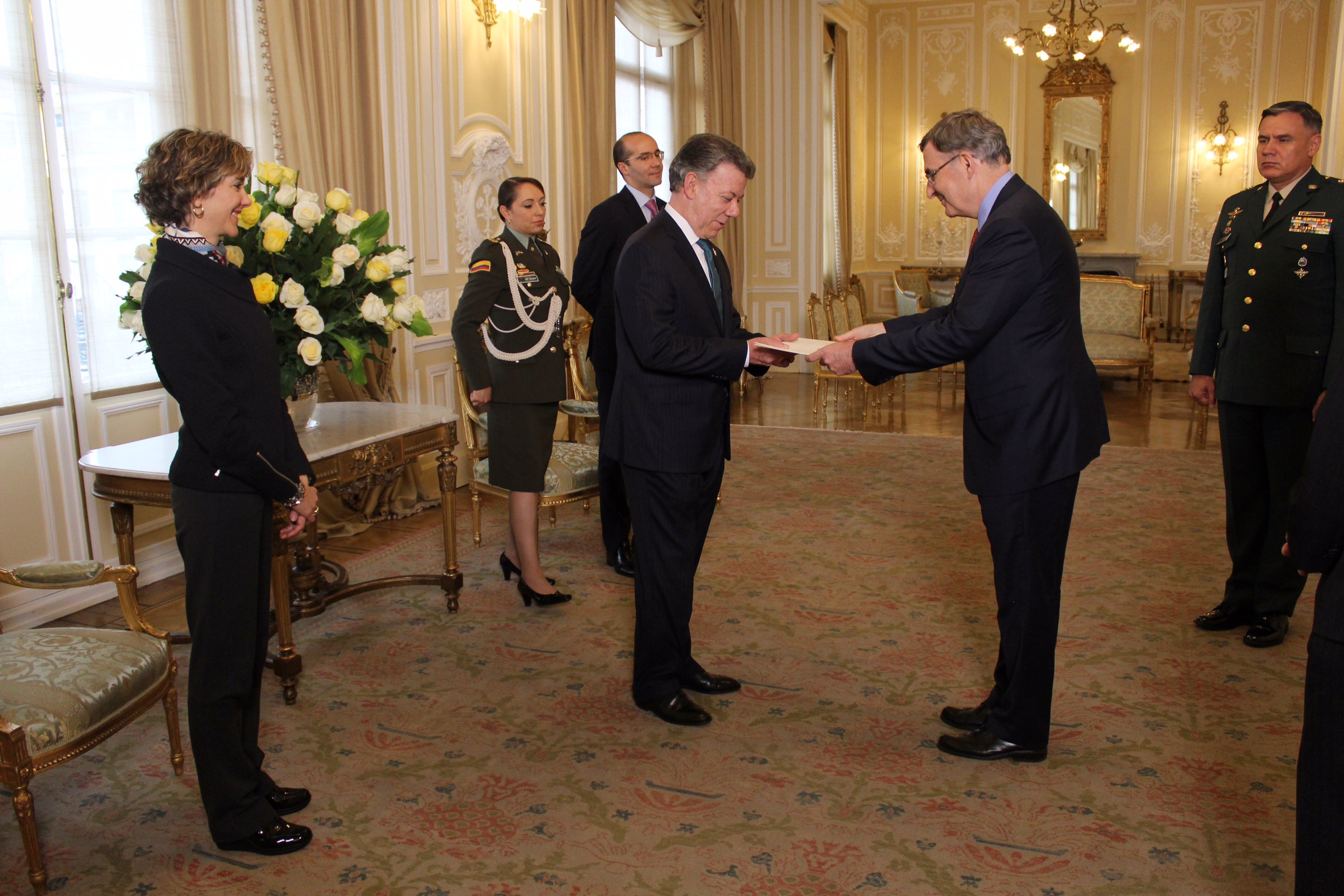 El Embajador de Canadá en Colombia, Donald Bobiash, presentó cartas credenciales ante el Presidente Juan Manuel Santos y la Viceministra de Relaciones Exteriores, Patti Londoño, en una ceremonia que se realizó este martes en la Casa de Nariño. 
