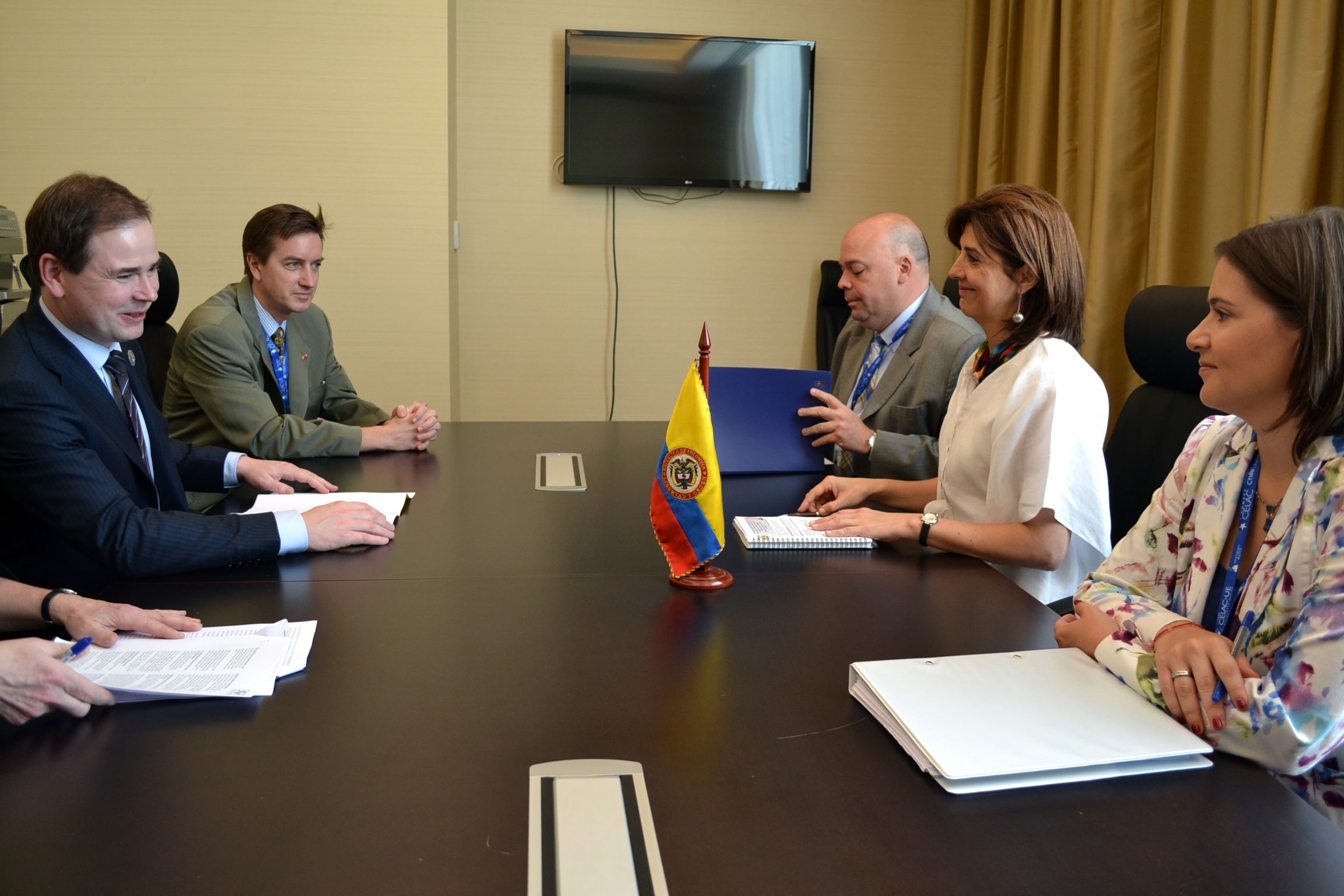 Con dos encuentros bilaterales Canciller Holguín inició participación en Cumbre Celac-UE y Celac, que se realiza  en Chile