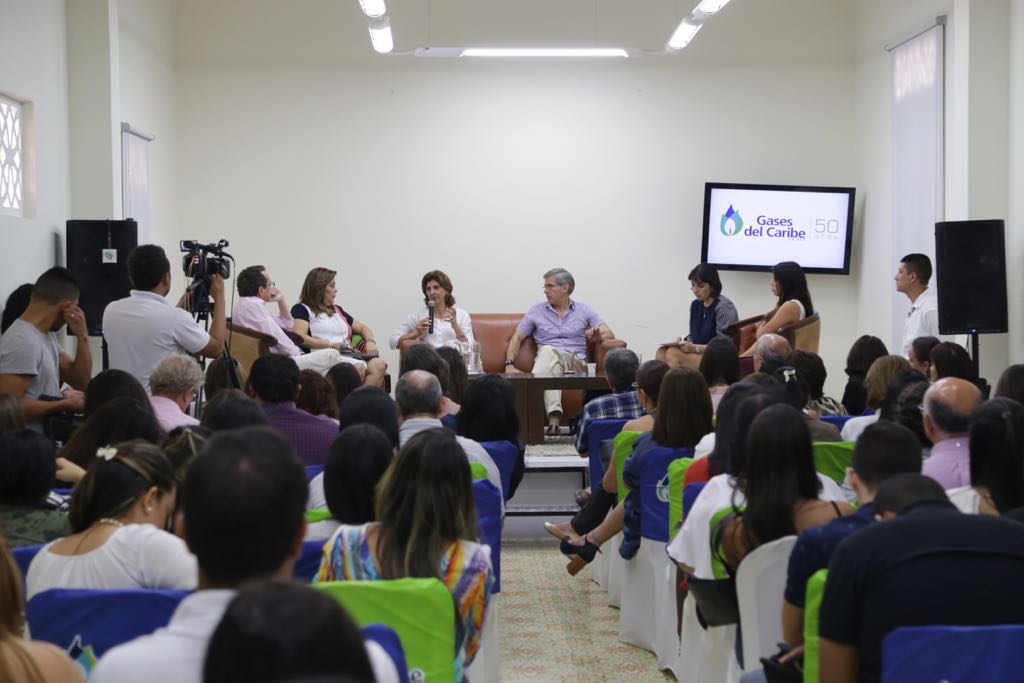 Como parte de la jornada de pedagogía de paz, la Canciller Holguín asistió a un conversatorio en Gases del Caribe