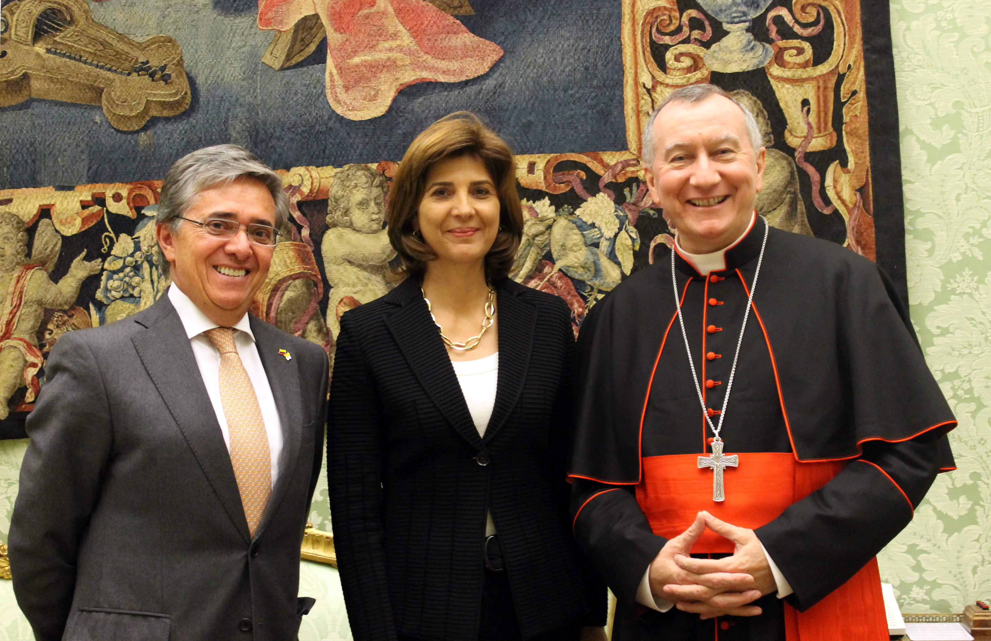Canciller Holguín se reunió con el Secretario de Estado del Vaticano