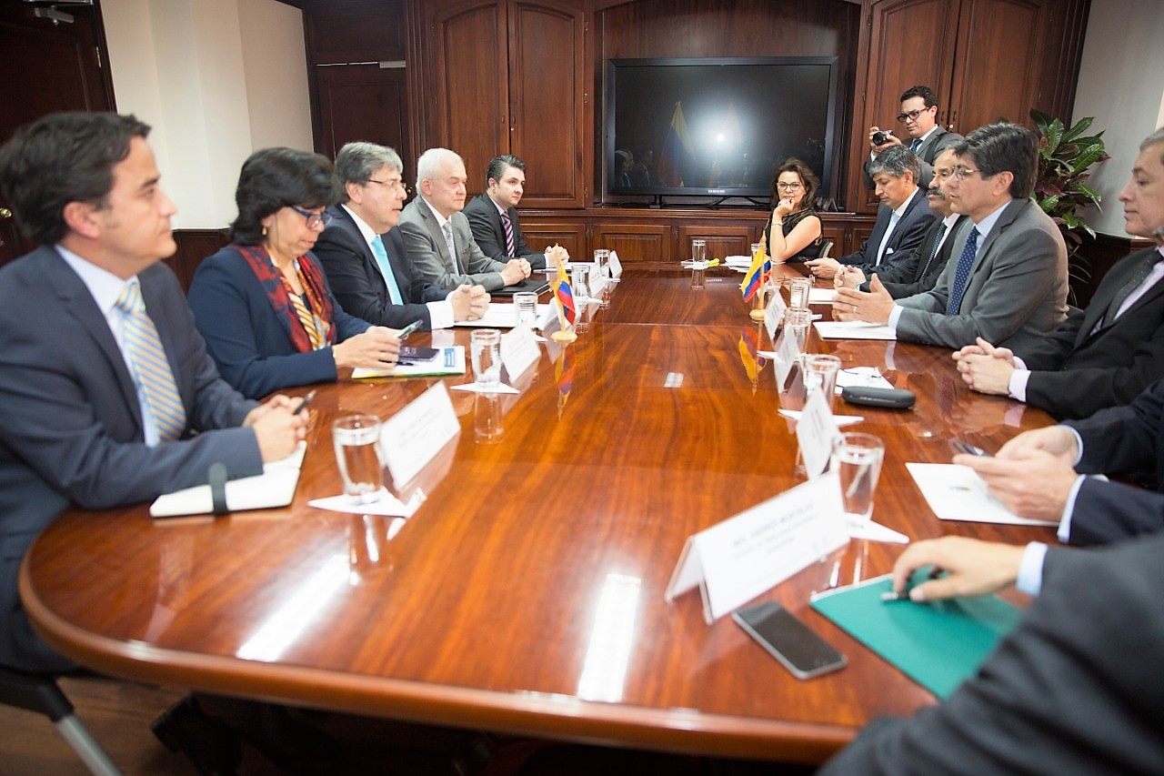 Canciller Carlos Holmes Trujillo sostuvo reunión con su homólogo del Ecuador para tratar la crisis migratoria 