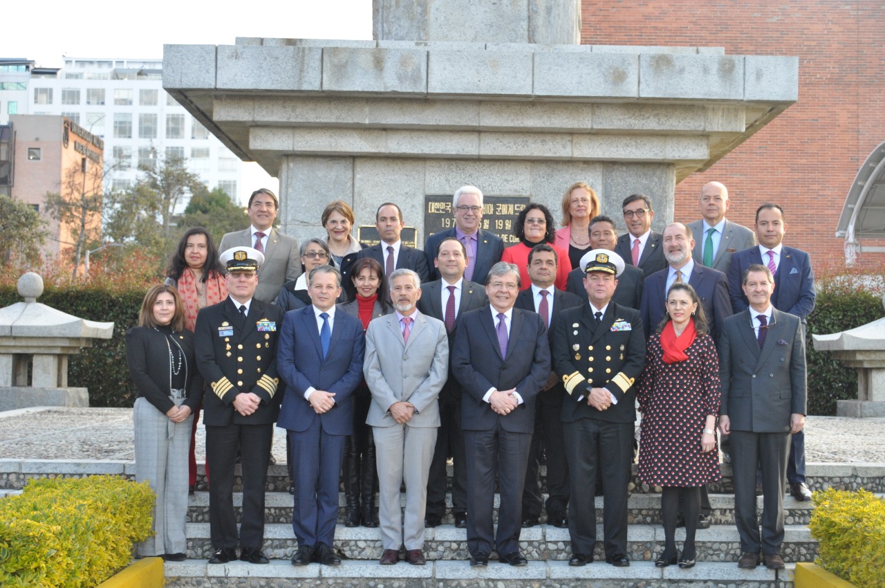Canciller Holmes Trujillo participó en la clausura del Seminario de Principios de Estrategia Nacional, dirigida a 21 Embajadores y Ministros Plenipotenciarios de la Carrera Diplomática 