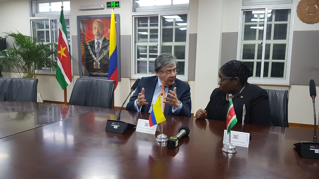 En su visita a Surinam, el Canciller Trujillo dialogó con la Ministra de Relaciones Exteriores, Yldiz Pollack-Beighle