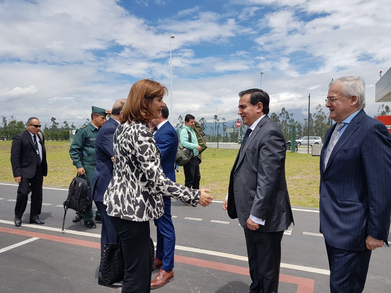 A su llegada a Ecuador, la Canciller Holguín fue recibida por el Viceministro de Relaciones Exteriores de ese país, Rolando Suárez
