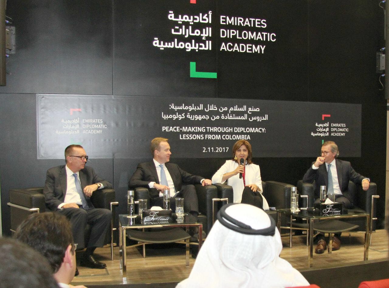 La Canciller Holguín participó en la conferencia ‘Lograr la paz a través de la diplomacia: lecciones desde Colombia’, en Abu Dhabi