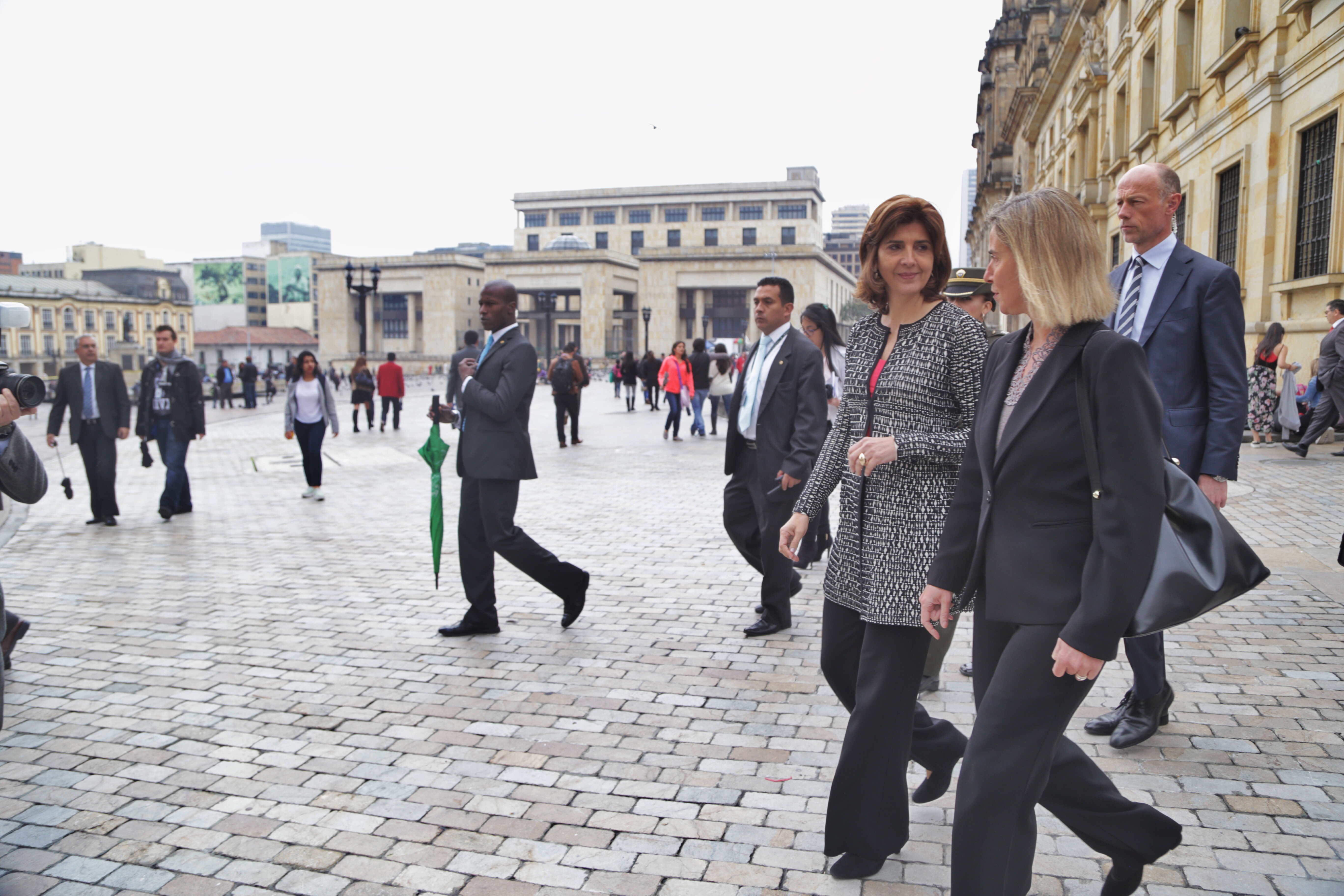 Canciller Holguín y la Alta Representante Mogherini hicieron un recorrido por el centro histórico de Bogotá