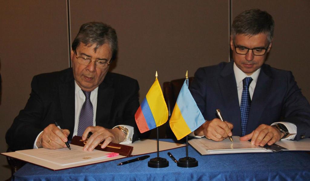 Canciller Holmes Trujillo y su homólogo de Ucrania, Vadym Prystaiko, suscribieron acuerdo de abolición mutua de visa
