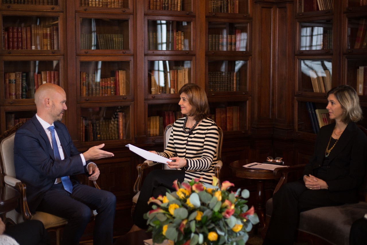 Canciller María Ángela Holguín recibió las copias de las cartas credenciales del Embajador del Reino de Suecia