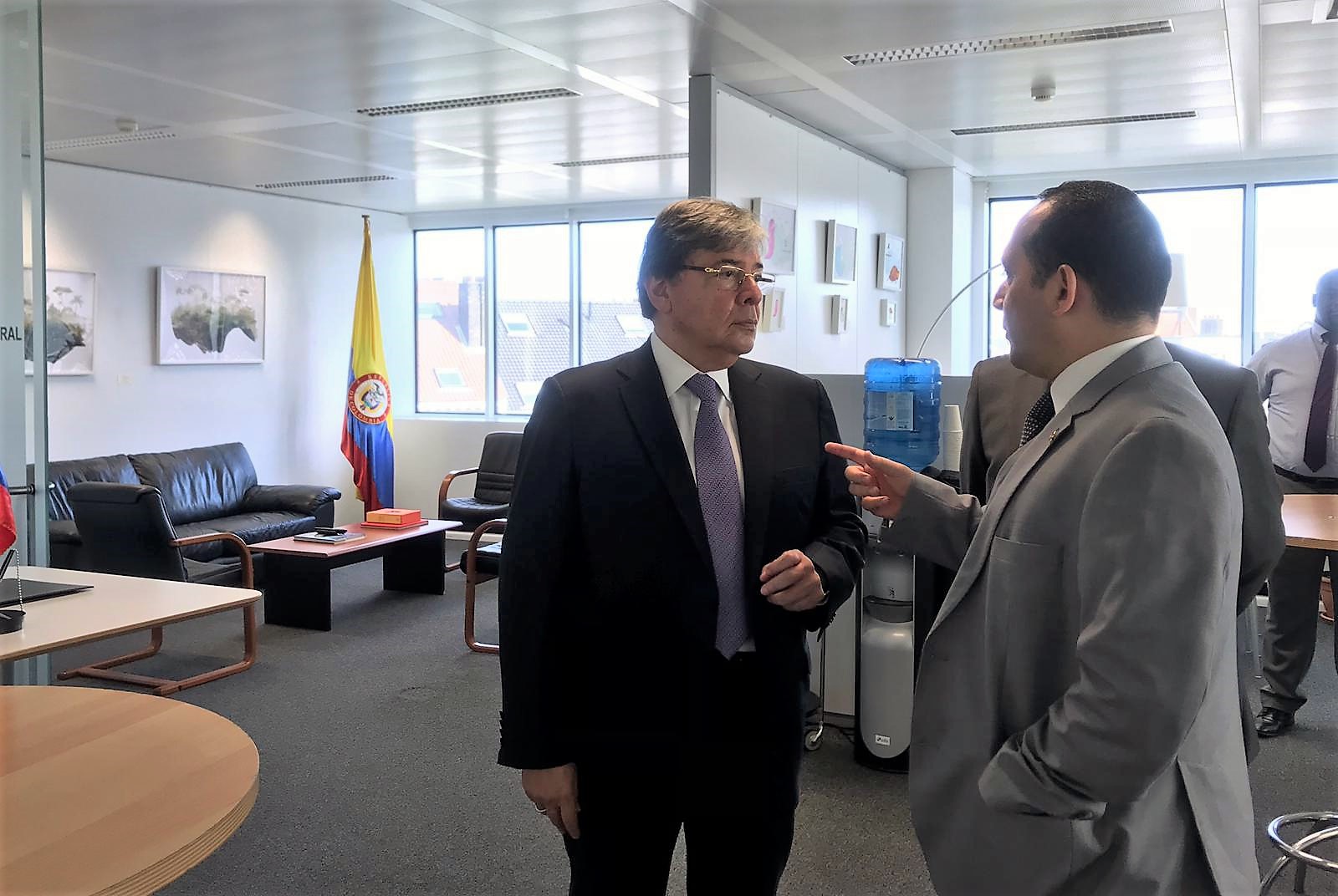 Canciller Carlos Holmes Trujillo recorrió las instalaciones del Consulado de Colombia en Bruselas