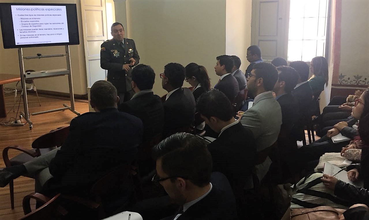 Oficial de la Policía Nacional compartió su experticia con estudiantes del Curso de Capacitación Diplomática y Consular