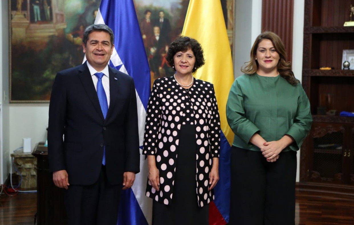 Embajadora Luz Marina Rivera Rojas presentó cartas credenciales ante el Presidente de Honduras, Juan Orlando Hernández