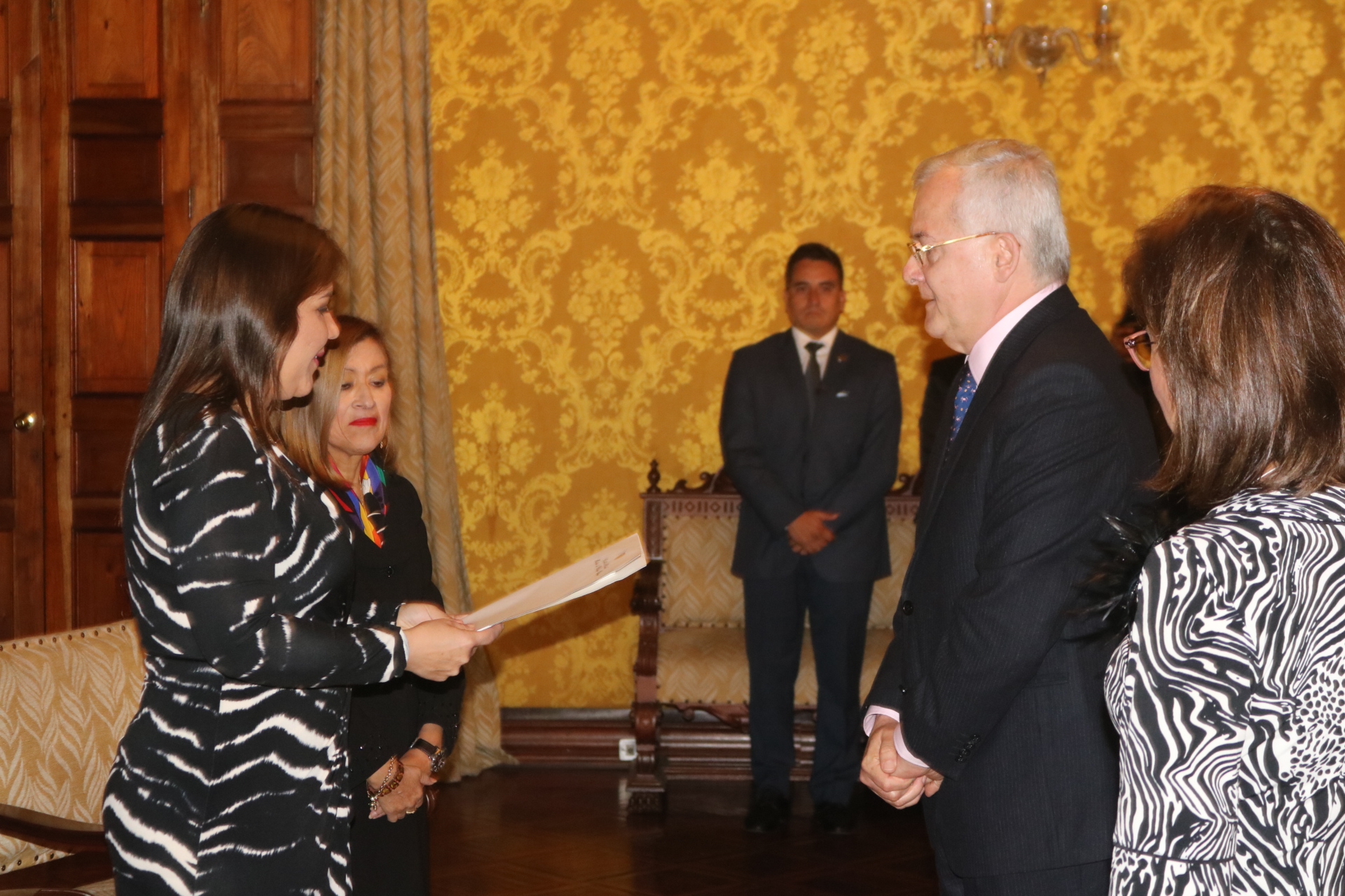 Embajador Fernando Alzate presentó cartas credenciales ante la Presidenta del Ecuador