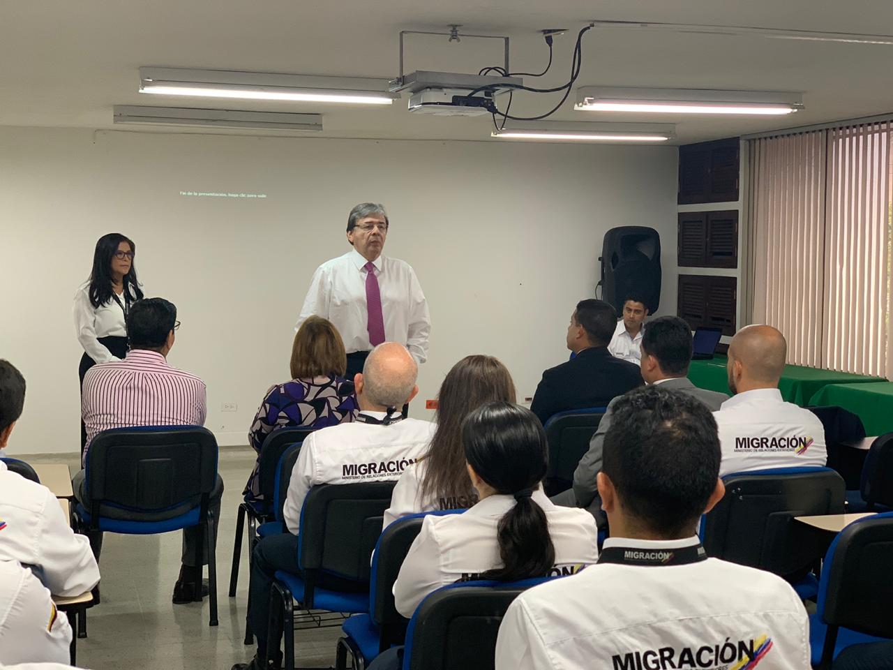 Como parte de la agenda que desarrolla este miércoles en Cali, Canciller Carlos Holmes Trujillo visitó la regional de Migración Colombia