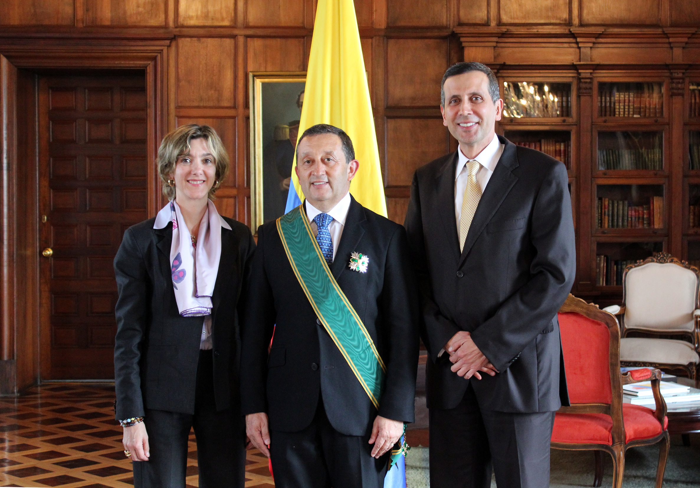 Viceministro de Asuntos Multilaterales condecoró al Embajador de Argentina en Colombia