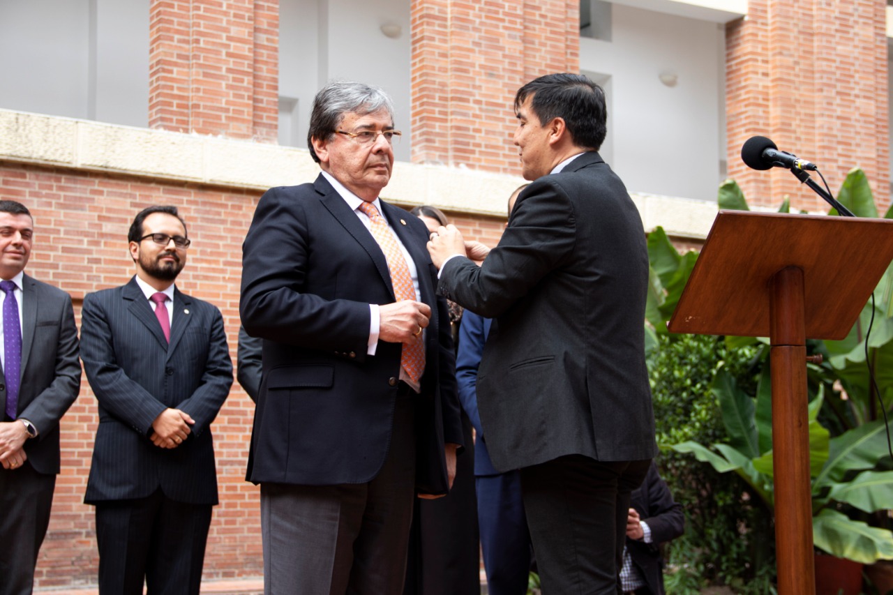 Asociación Diplomática de Colombia le otorgó la insignia de Embajador de Carrera Diplomática y Consular al Canciller Holmes Trujillo
