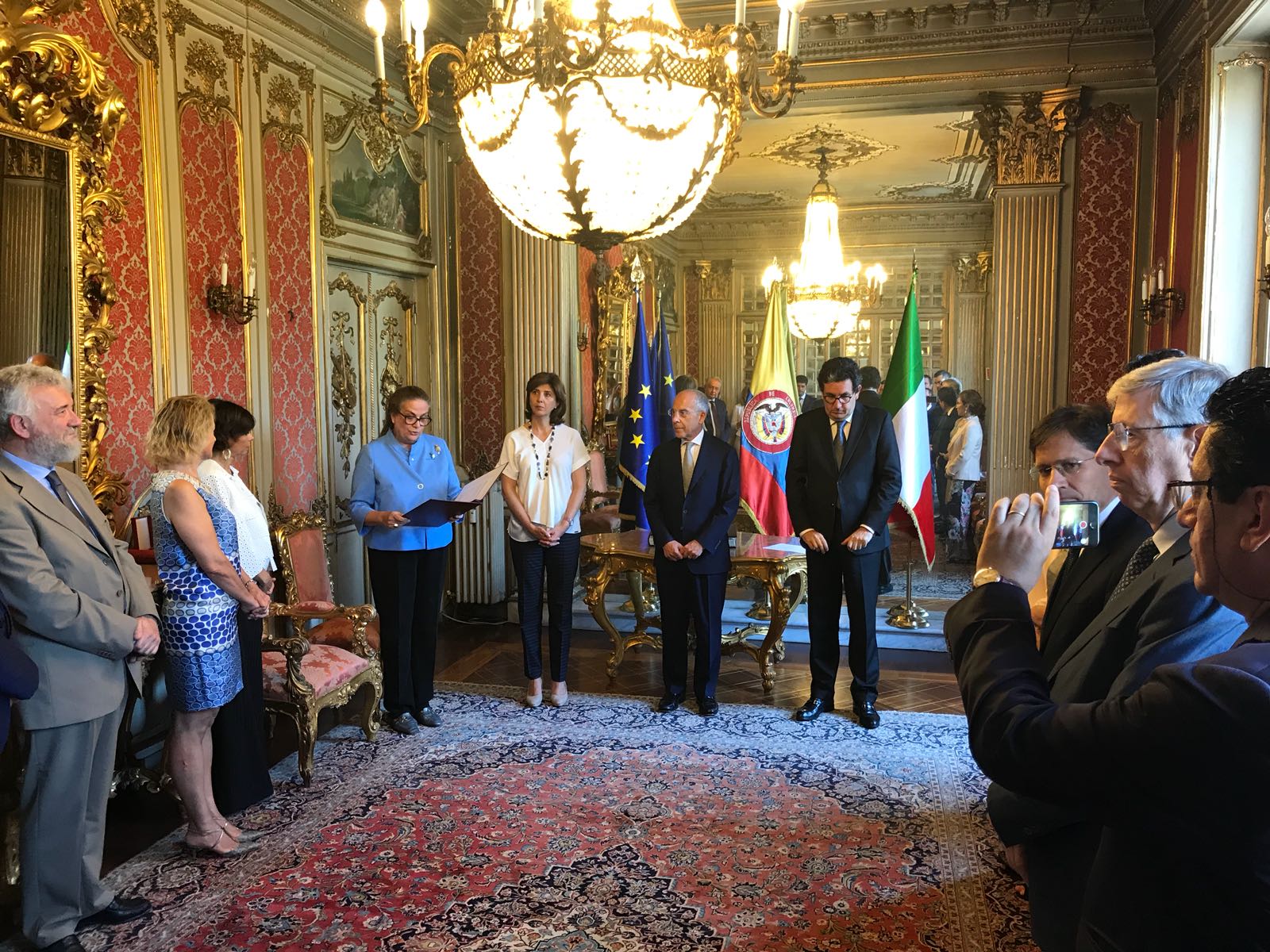 La Canciller Holguín condecoró con la Orden Nacional al Mérito en el grado de Comendador al empresario italiano Francesco Starace