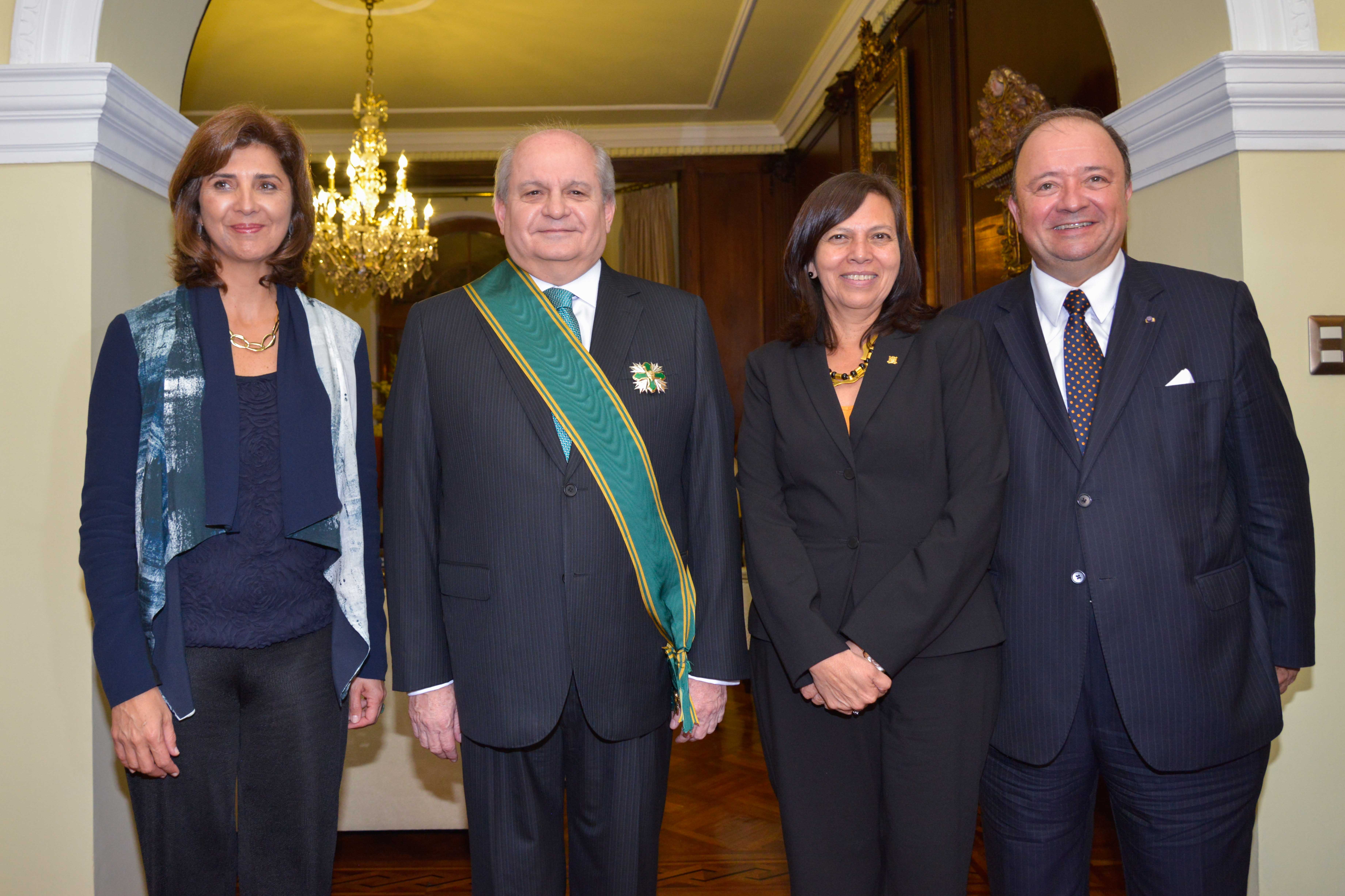 Ministra de Relaciones Exteriores de Colombia condecoró al Premier de Perú Pedro Cateriano