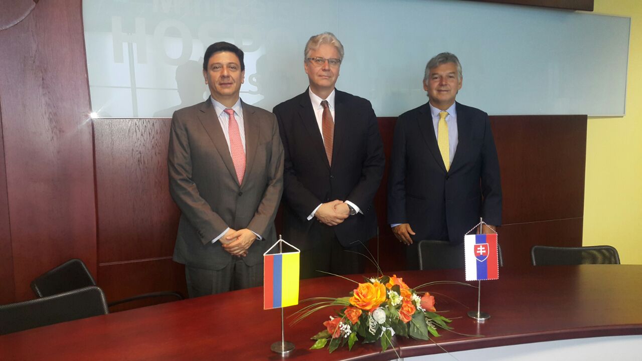 El Director de Europa de la Cancillería colombiana, Juan Guillermo Castro, fue recibido este viernes por el Director General de Política del Ministerio de Relaciones Exteriores de Eslovaquia, Peter Misík, con quien sostuvo una reunión de trabajo donde se otorgó un apoyo contundente al Proceso de Paz y respaldo a Colombia para el ingreso a la OCED. En el dialogo político, también se desarrollaron temas regionales y multilaterales.