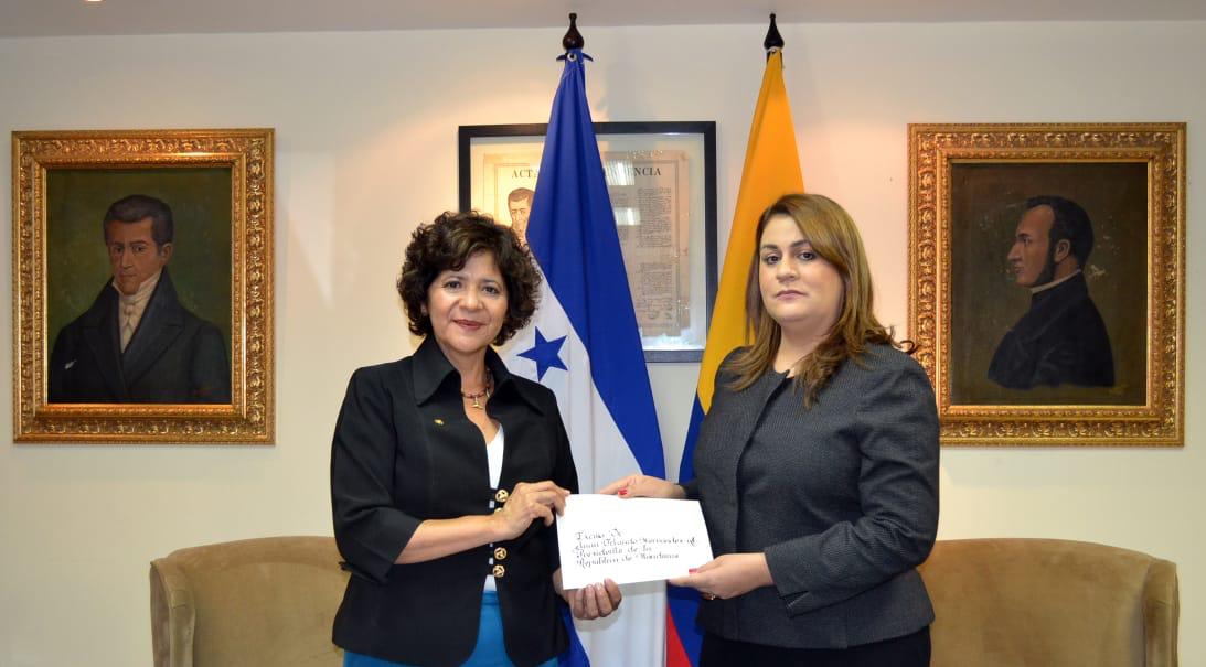 Embajadora de Colombia en Honduras, Marina Rivera Rojas, entregó copias de estilo a la Secretaria de Estado de Relaciones Exteriores y Cooperación Internacional de la República de Honduras