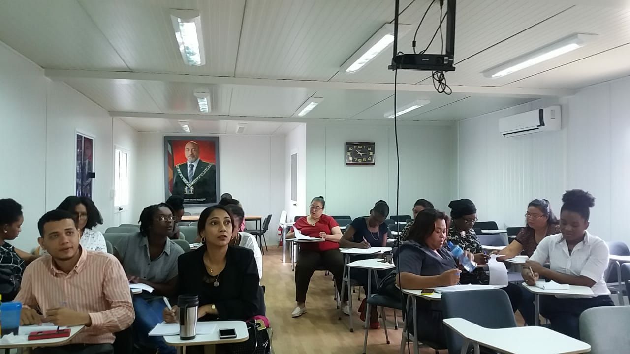 Colombia fortalece cooperación cultural con Surinam a través del español 