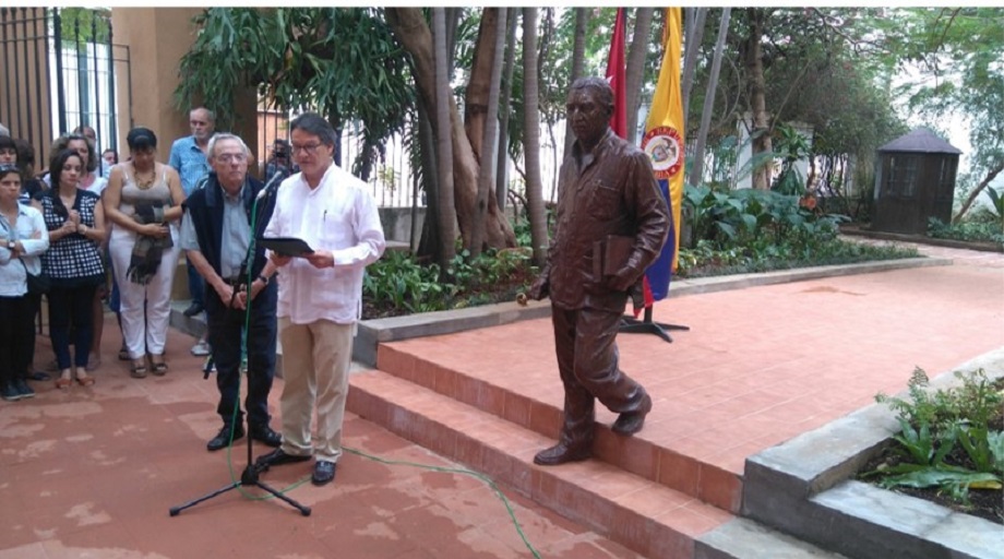 El Embajador de Colombia en Cuba entregó escultura de Gabriel García Márquez a La Habana