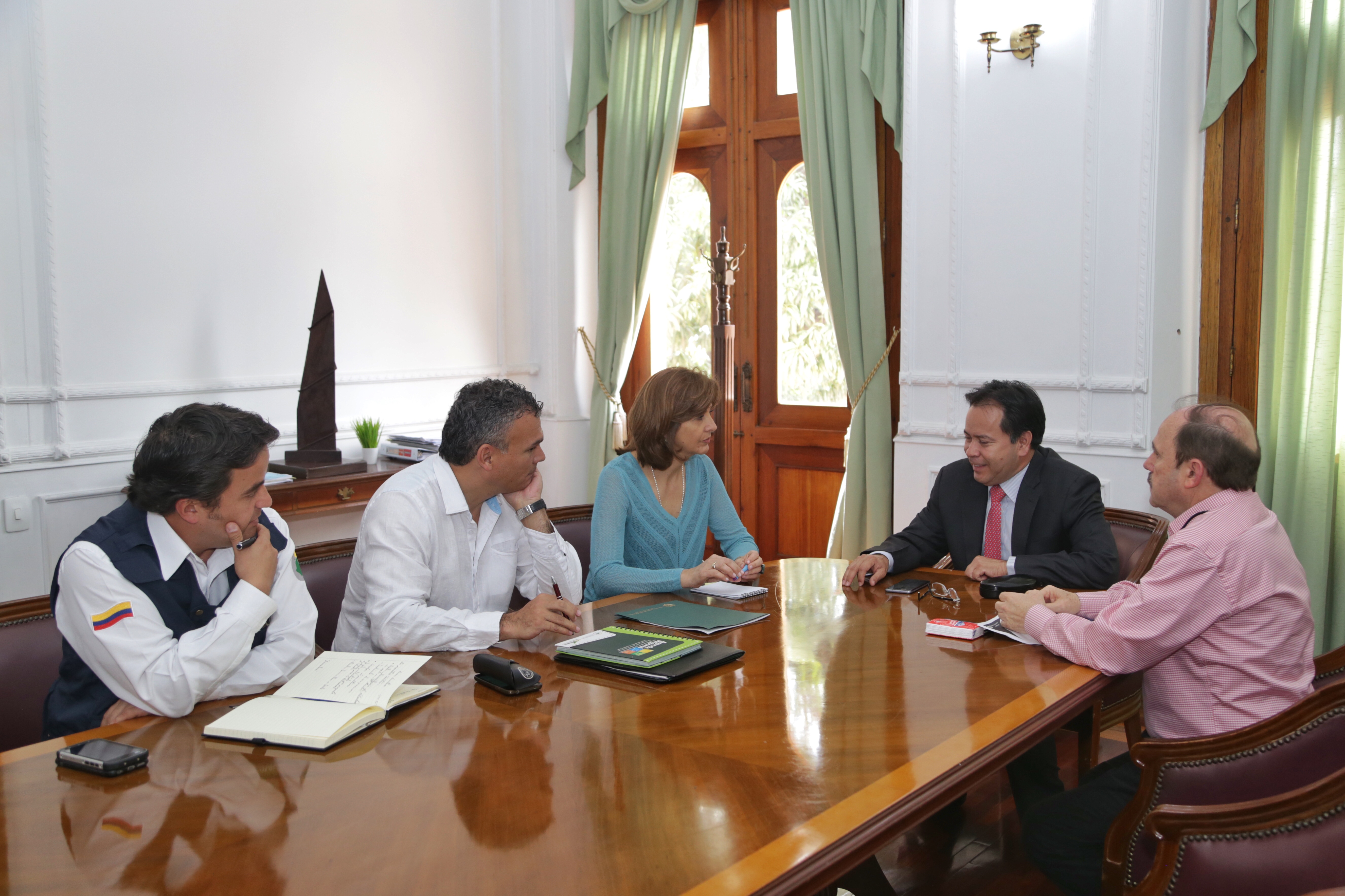 Cúcuta (jul. 18/16). Como parte de la agenda que desarrolla en Cúcuta, en donde se encuentra revisando la hoja de ruta definida por el Presidente Santos para una reapertura de la frontera con Venezuela, la Ministra de Relaciones Exteriores de Colombia, María Ángela Holguín, se reunió con los gobernadores de Norte de Santander y Arauca, en la sede de la Gobernación de Norte de Santander.  En la reunión se analizaron los resultados de la jornada que permitió este sábado y domingo ingresar a Colombia, por tres