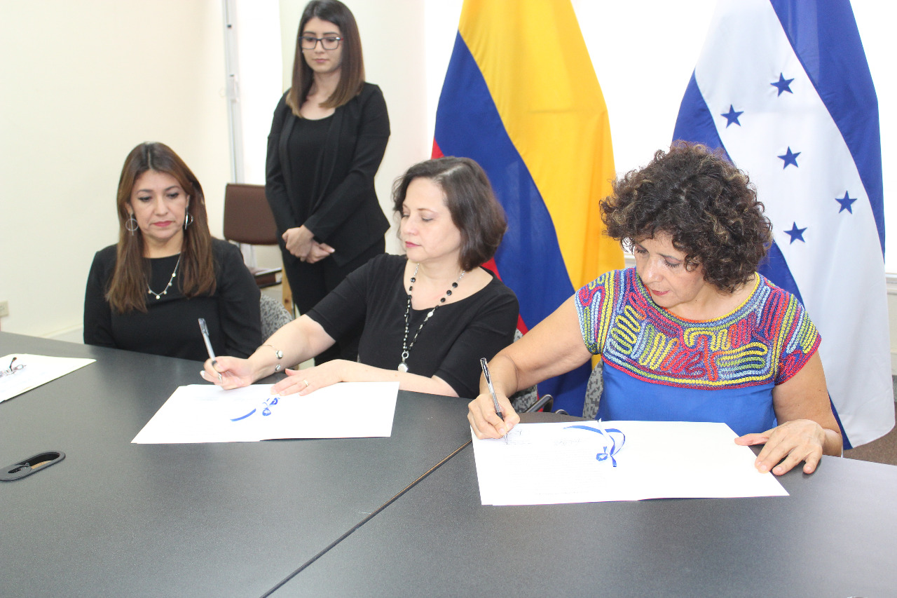 Embajadora Luz Marina Rivera firmó acta de entrega de ayuda para atender emergencia sanitaria por el dengue