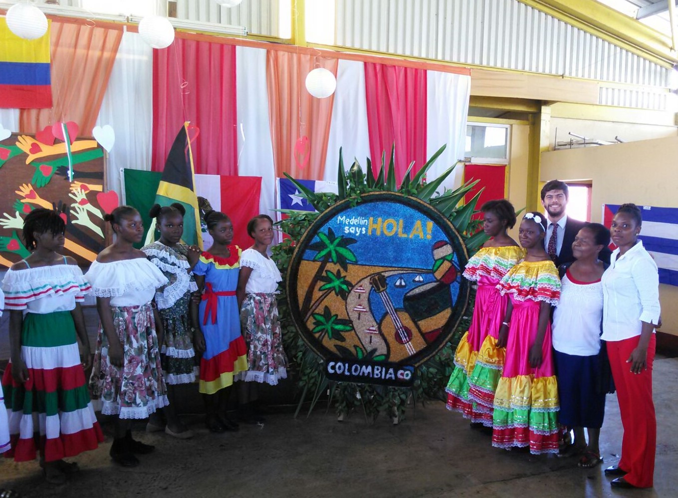 La Embajada de Colombia en Jamaica se unió a la celebración del Día del Español en la escuela secundaria 'Dinthill Technical High School' 