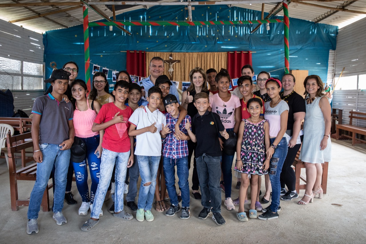 Director para el Desarrollo y la Integración Fronteriza de la Cancillería junto a Embajadora de buena voluntad del Comité Internacional de Rescate recorrieron el Centro de Atención del IRC 