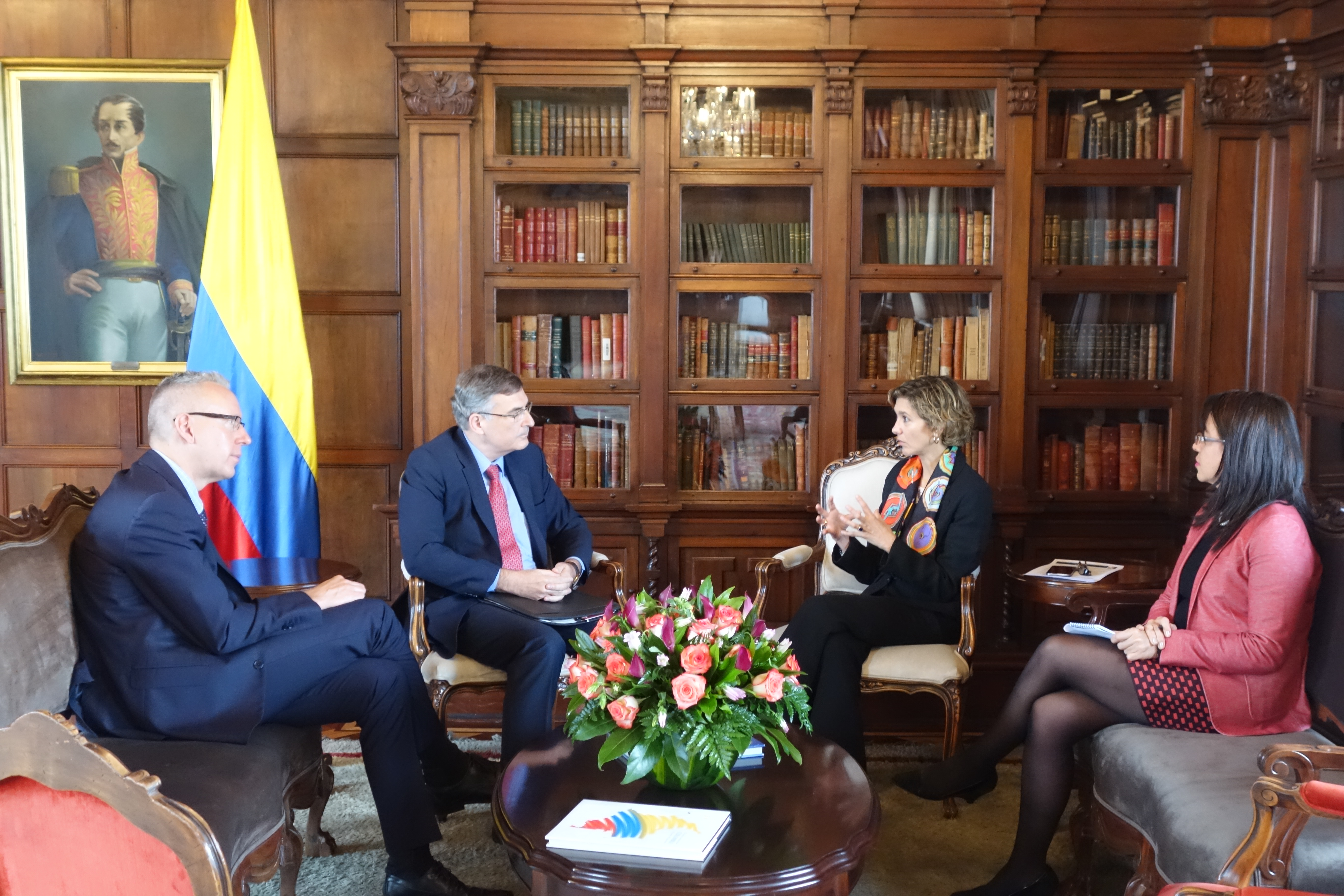 Viceministra de Relaciones Exteriores recibió copias de cartas credenciales del nuevo Embajador de Canadá en Colombia