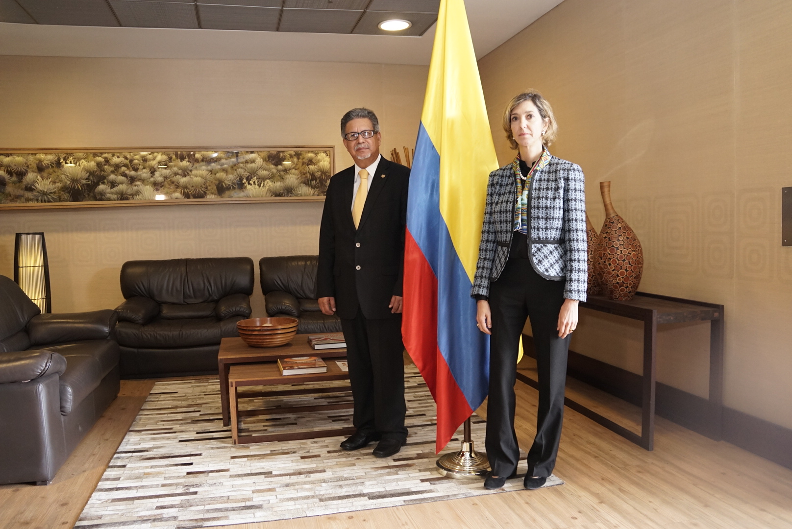 El Ministro de Relaciones Exteriores de El Salvador está en Colombia para la posesión del Presidente 