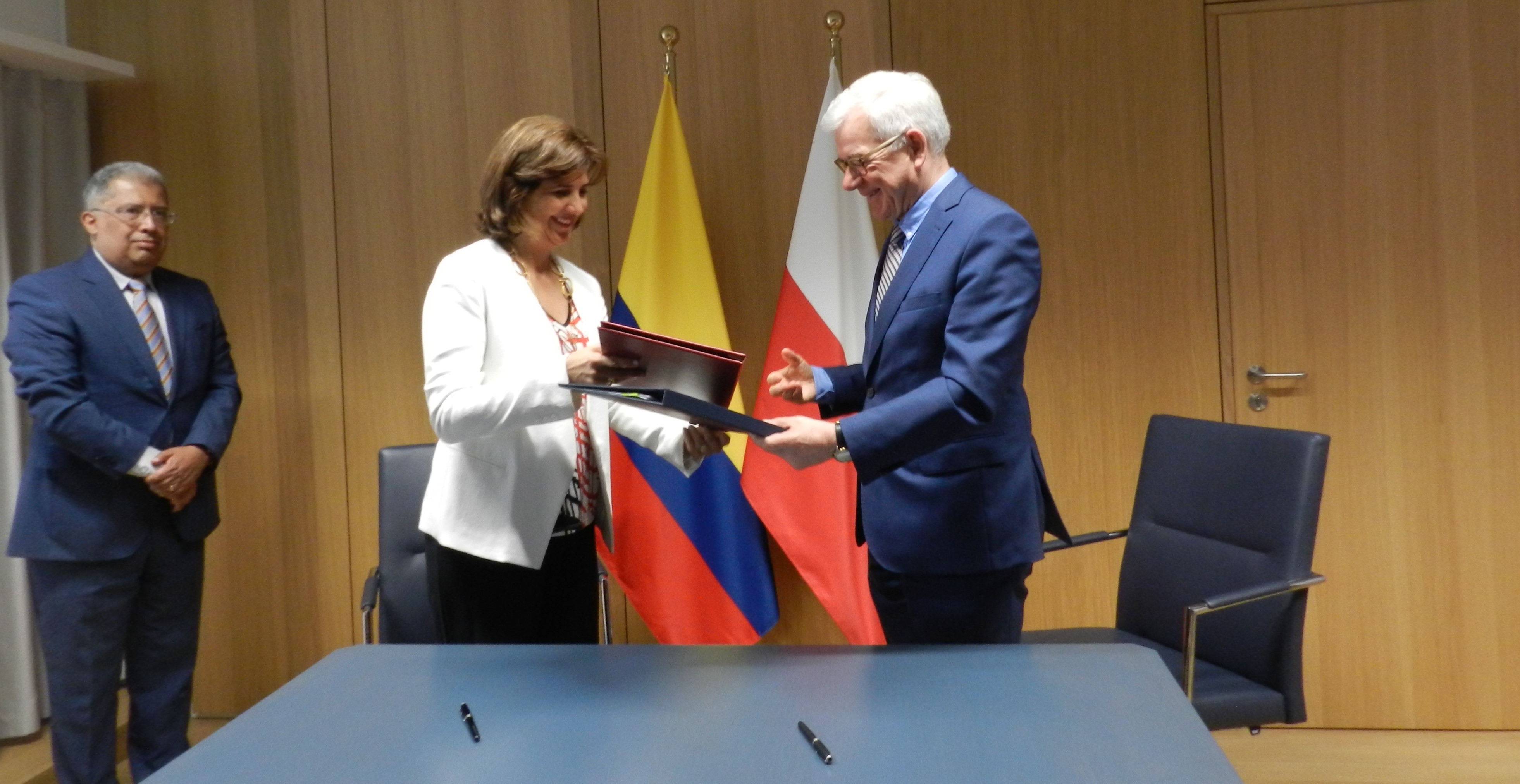 Colombia y Polonia firmaron un acuerdo que permite a los dependientes de miembros de Misiones Diplomáticas y Oficinas Consulares a participar en trabajos remunerados u otras actividades rentables
