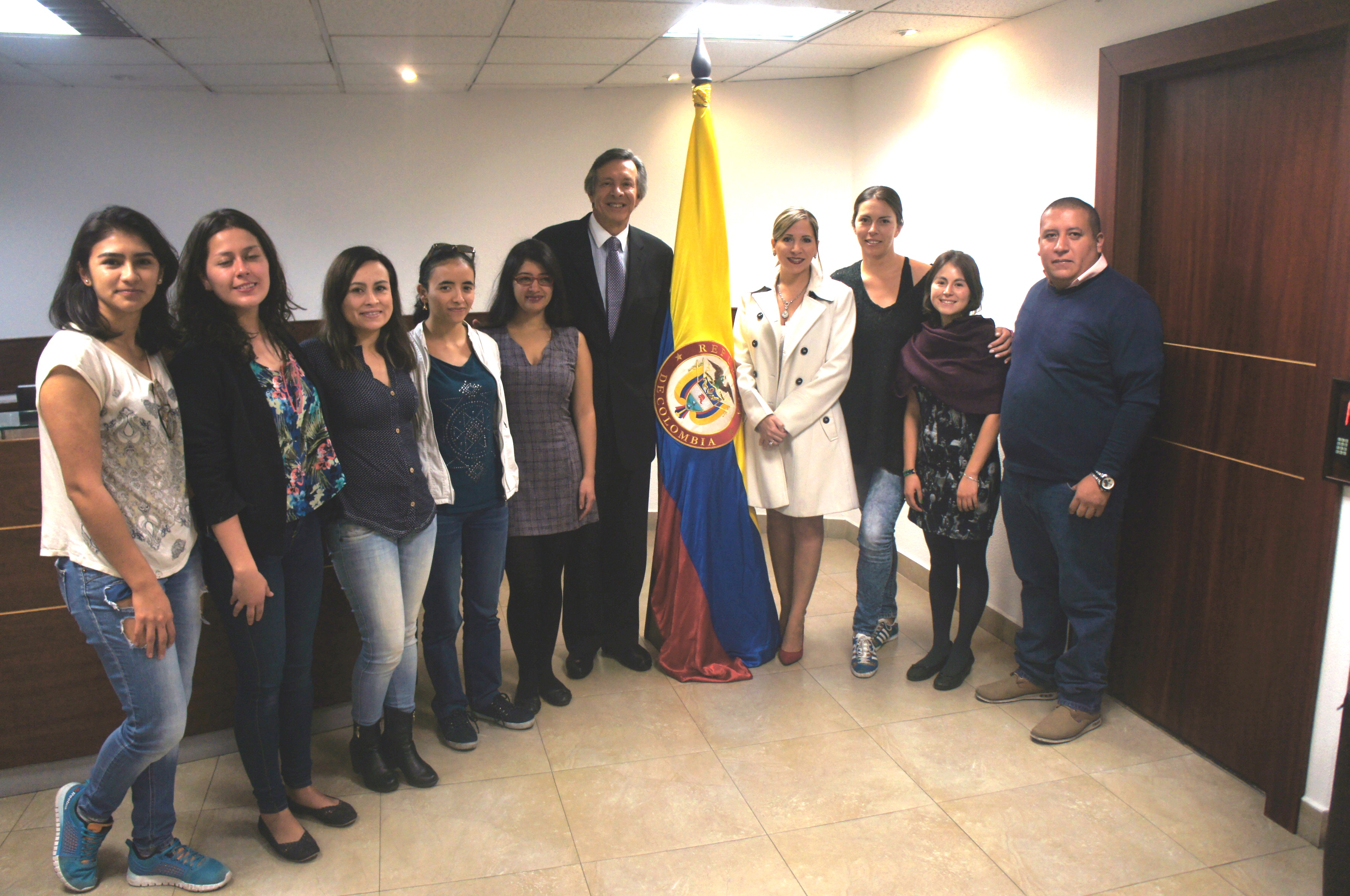 Embajada de Colombia recibió a jóvenes colombianos becarios que adelantan estudios de maestría en Ecuador
