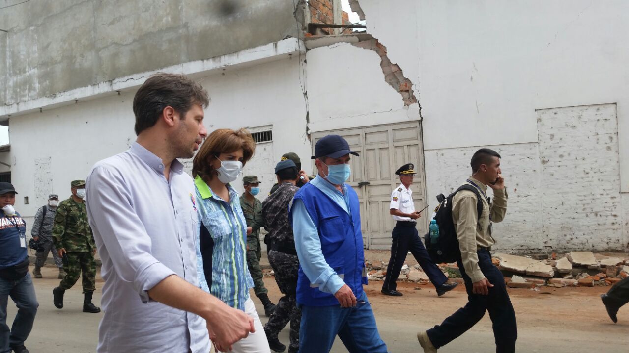 La Ministra Holguín recorrió el barrio El Tarqui, una zona hotelera y residencial que fue de las más afectadas por el sismo de 7.8 en la escala de Richter