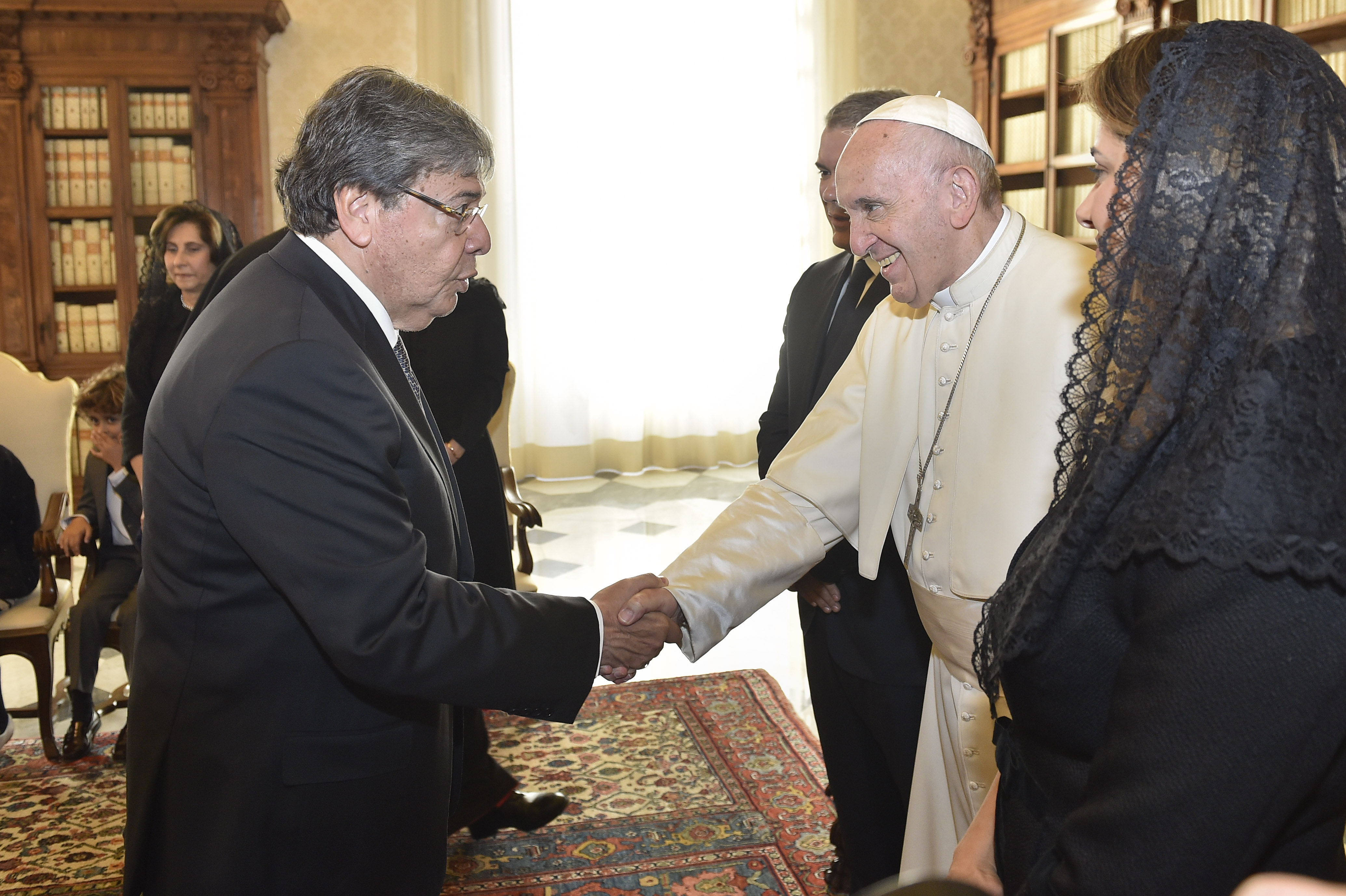 El Canciller Carlos Holmes Trujillo saluda al Papa Francisco