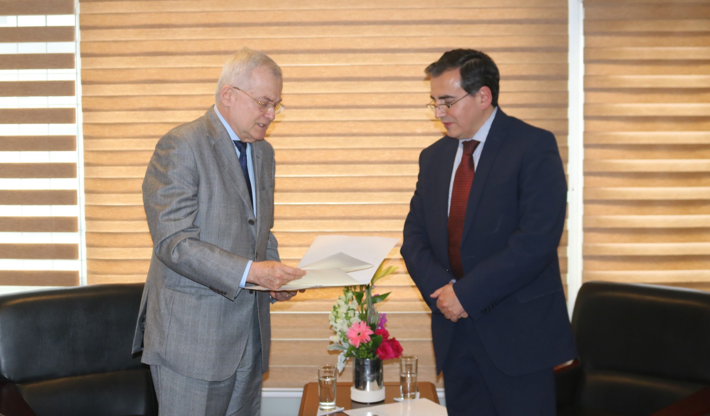 El Embajador de Colombia Alzate presentó copia de cartas credenciales en Ecuador