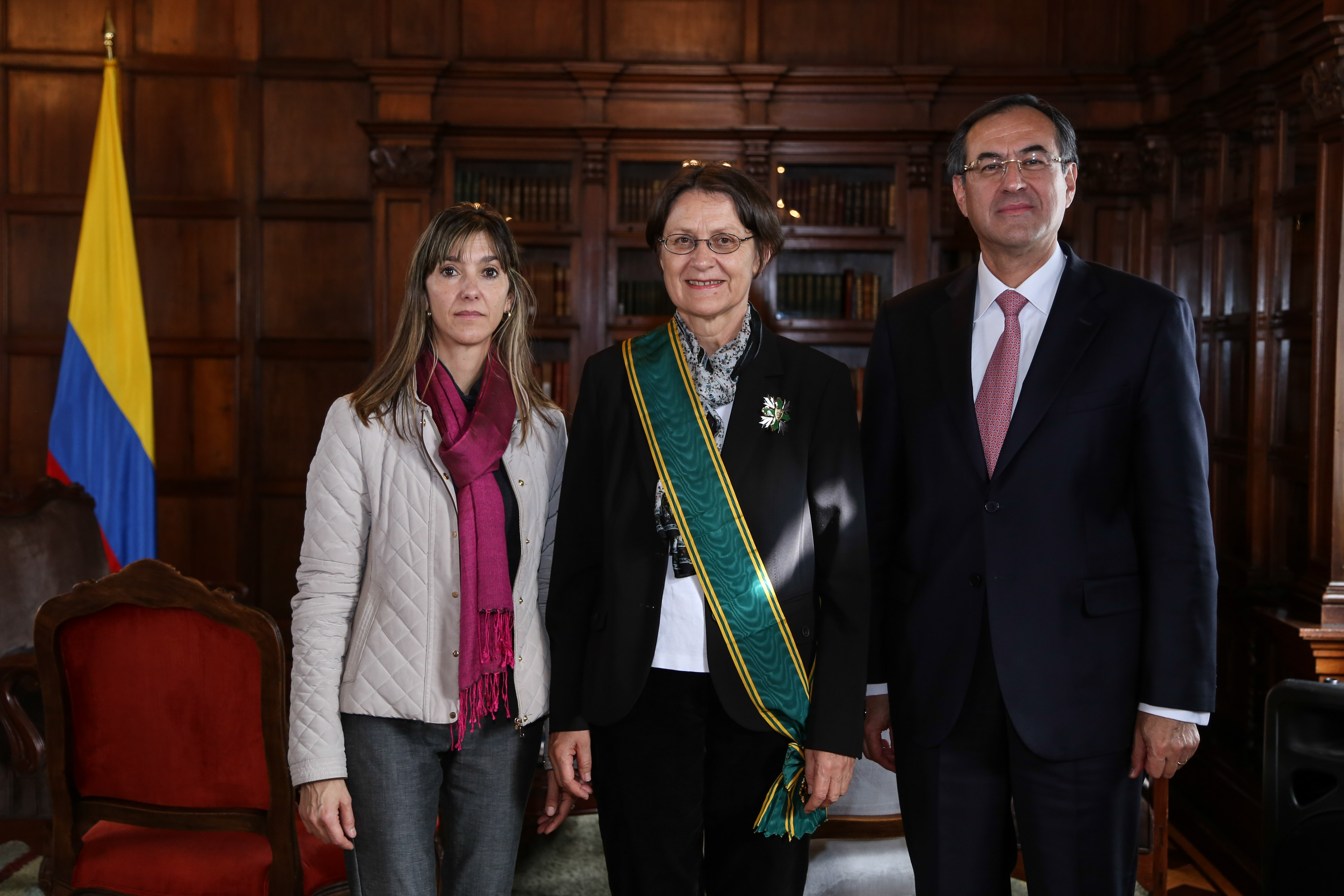 Embajadora saliente de Suiza en Colombia fue condecorada con la Orden de San Carlos en el Grado de Gran Cruz
