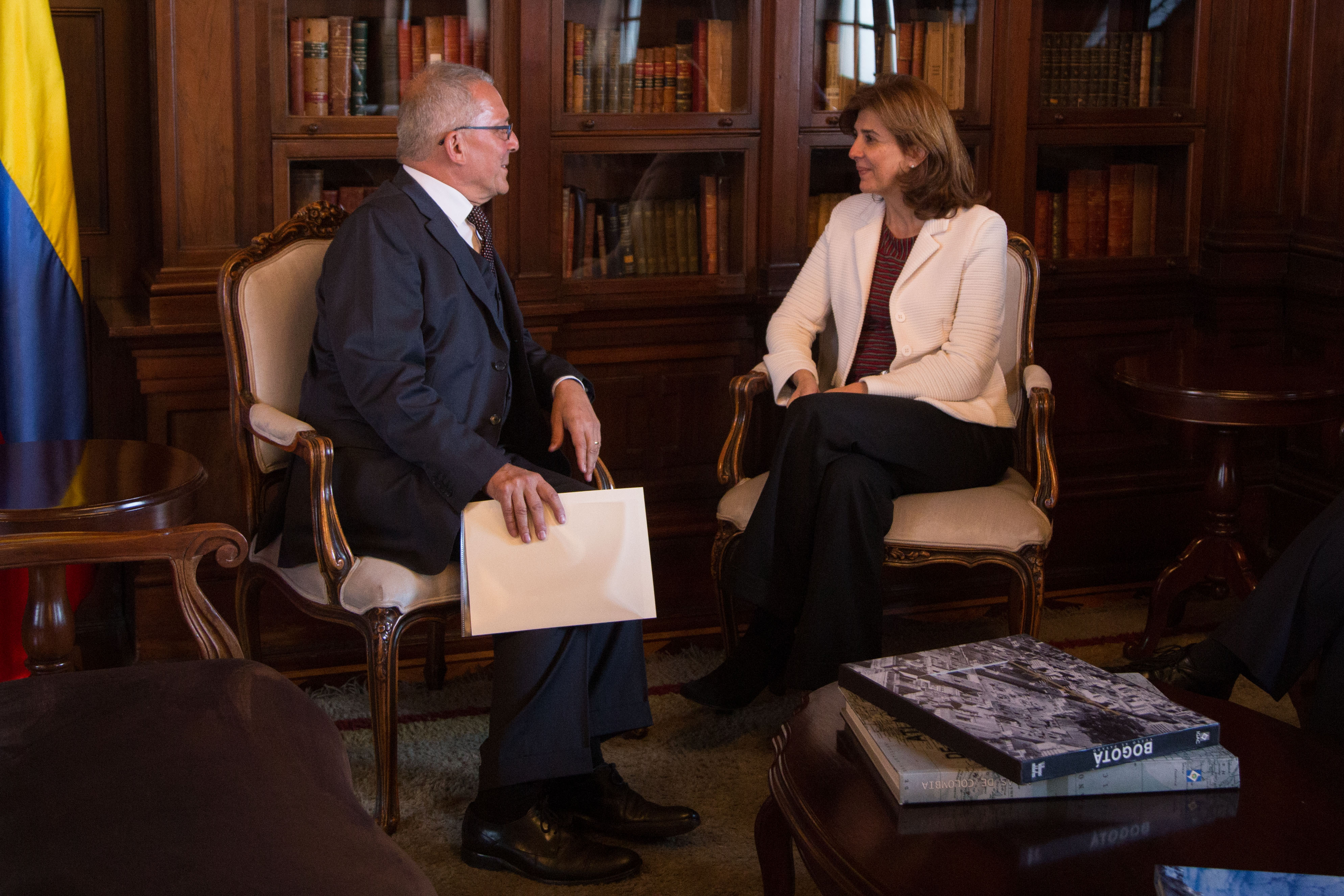 Embajador de Alemania entregó Copia de Cartas Credenciales a la Canciller Holguín