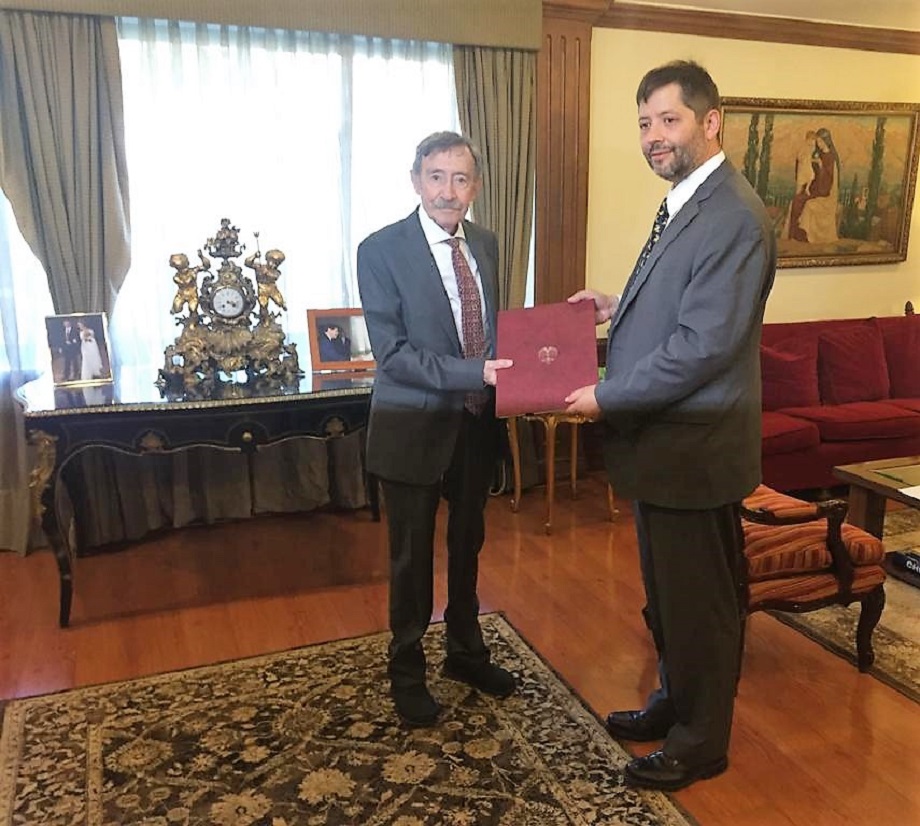 El Embajador de Colombia presento copias de las cartas credenciales ante el Director de Protocolo chileno