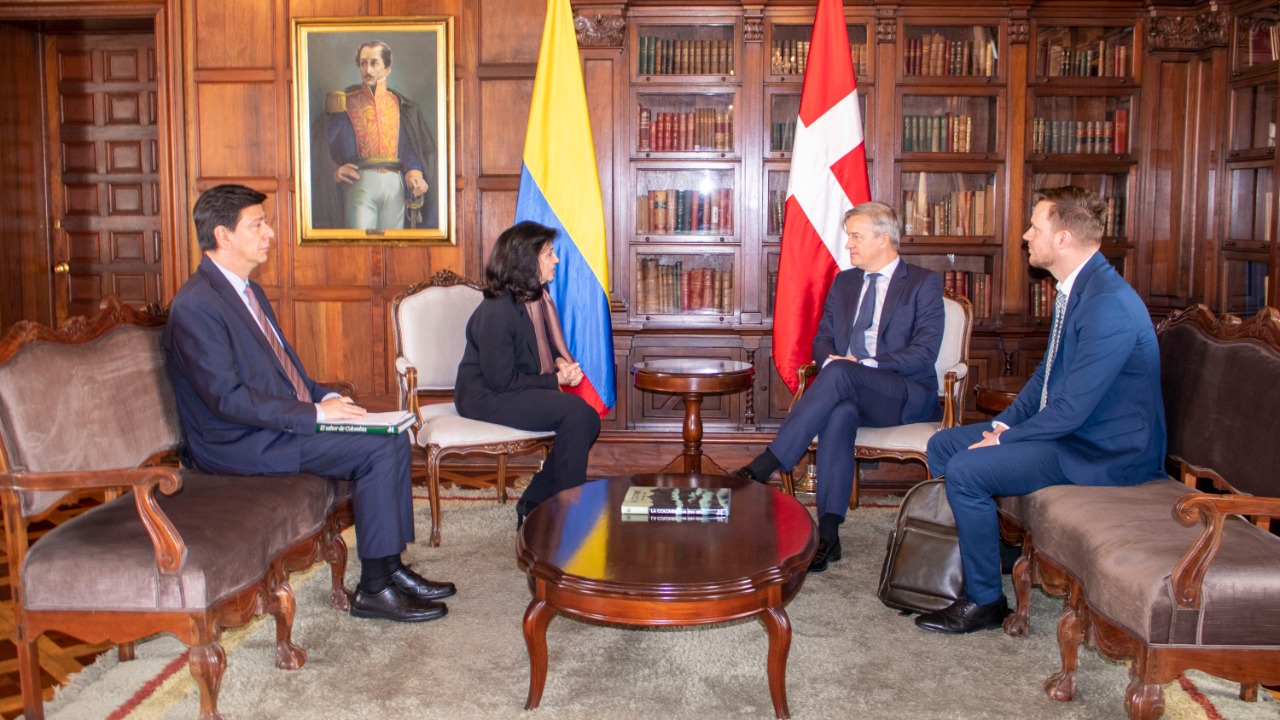 Embajador de Dinamarca en Colombia, Erik Hoeg, presentó copias de cartas credenciales ante la Canciller Claudia Blum