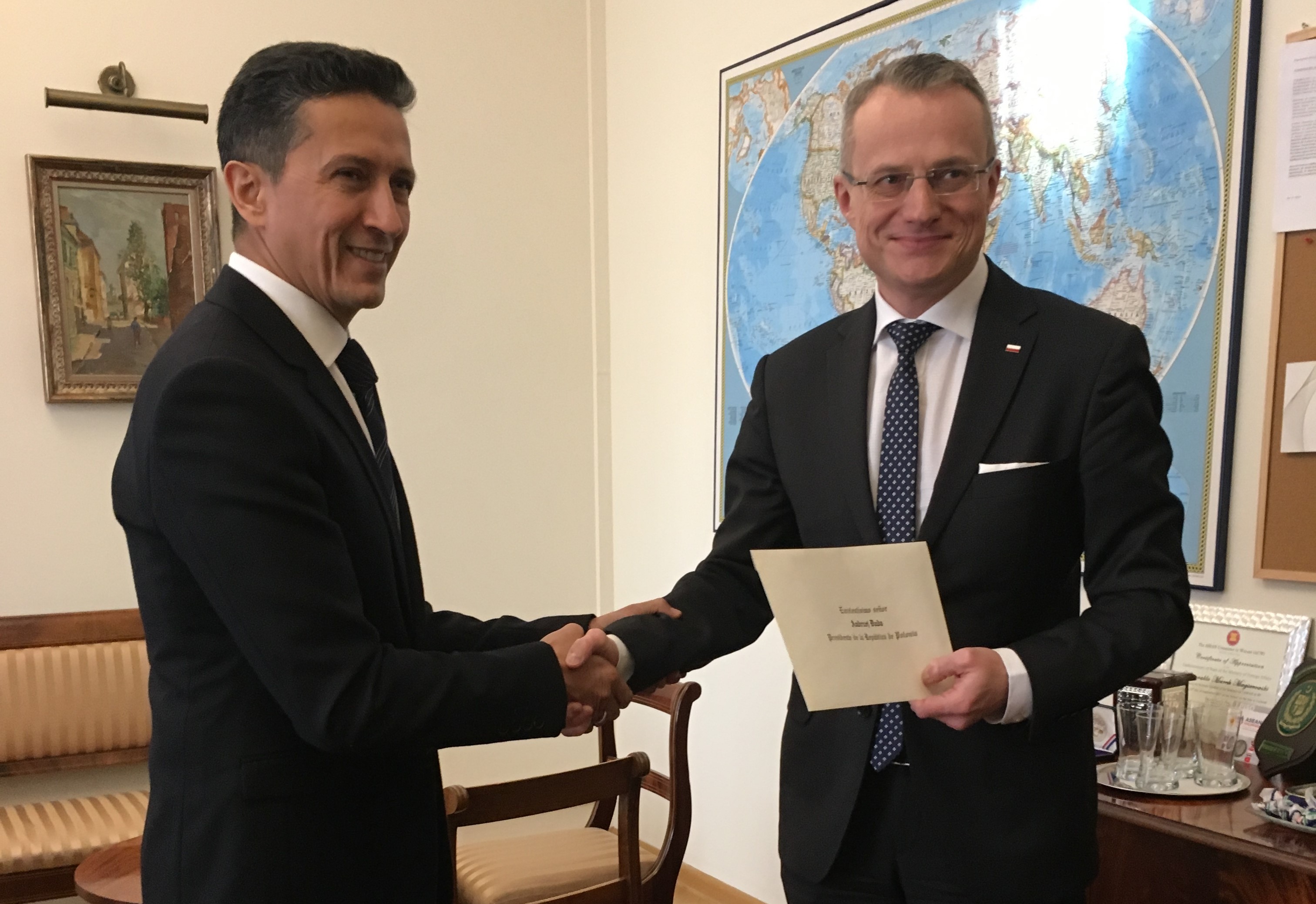 Presentación de copias de cartas credenciales del Embajador Higuera 