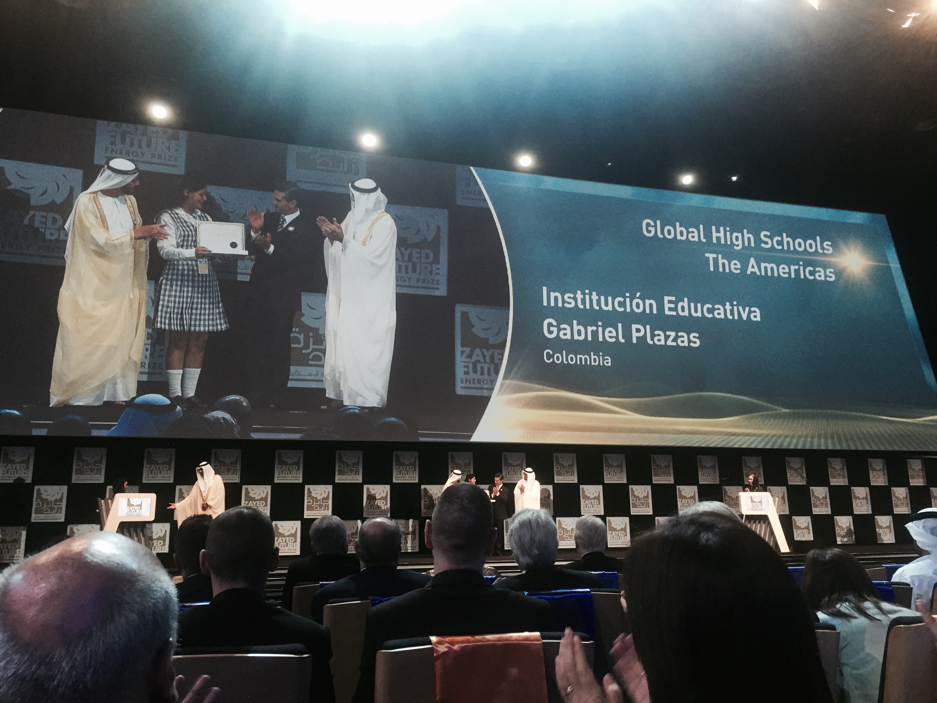 Embajada en Emiratos Árabes Unidos acompañó a Institución Educativa Gabriel Plazas de Colombia a recibir el Premio "Zayed de la Energía del Futuro"