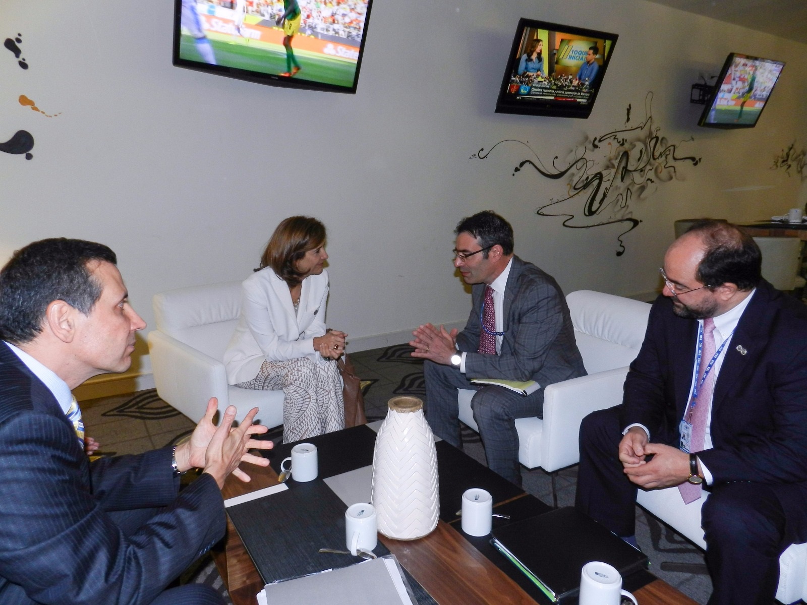 En el marco de la Asamblea General de la OEA, Canciller Holguín se reunió con el Presidente de la Comisión Interamericana de Derechos Humanos, James Cavallaro
