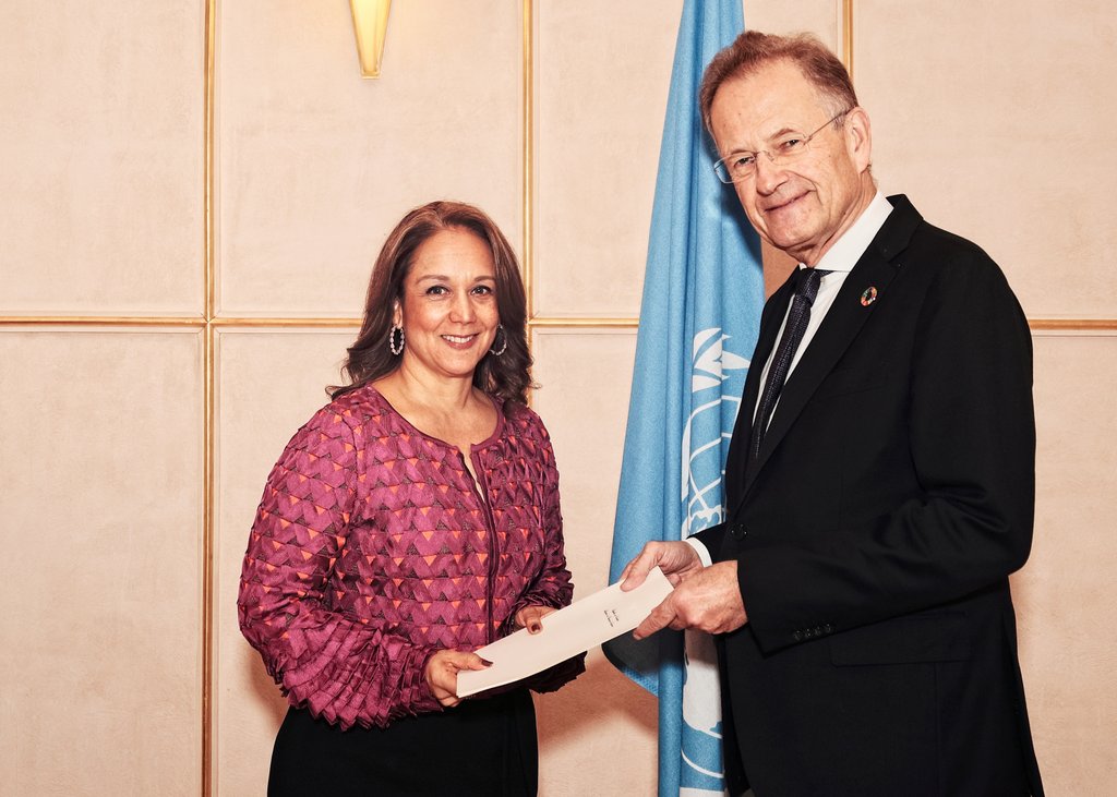 La Embajadora Adriana Mendoza presentó al Director General de la Oficina de  Naciones Unidas en Ginebra, las credenciales que la acreditan como  Representante Permanente de Colombia ante la Oficina de Naciones Unidas |