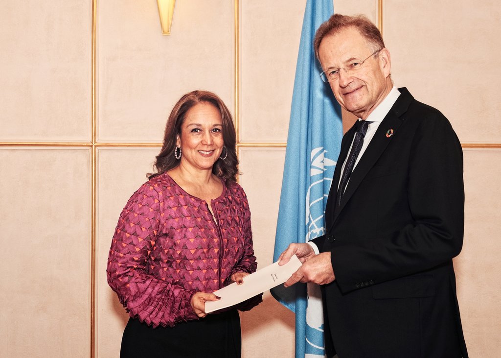 La Embajadora Adriana Mendoza presentó al Director General de la Oficina de Naciones Unidas en Ginebra, las credenciales que la acreditan como Representante Permanente de Colombia ante la Oficina de Naciones Unidas |
