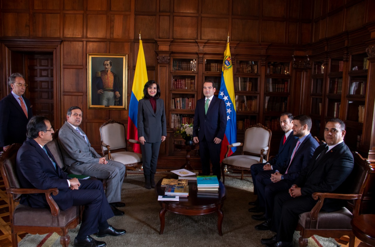 Nuevo embajador de Venezuela presentó copia de cartas credenciales ante la canciller Claudia Blum