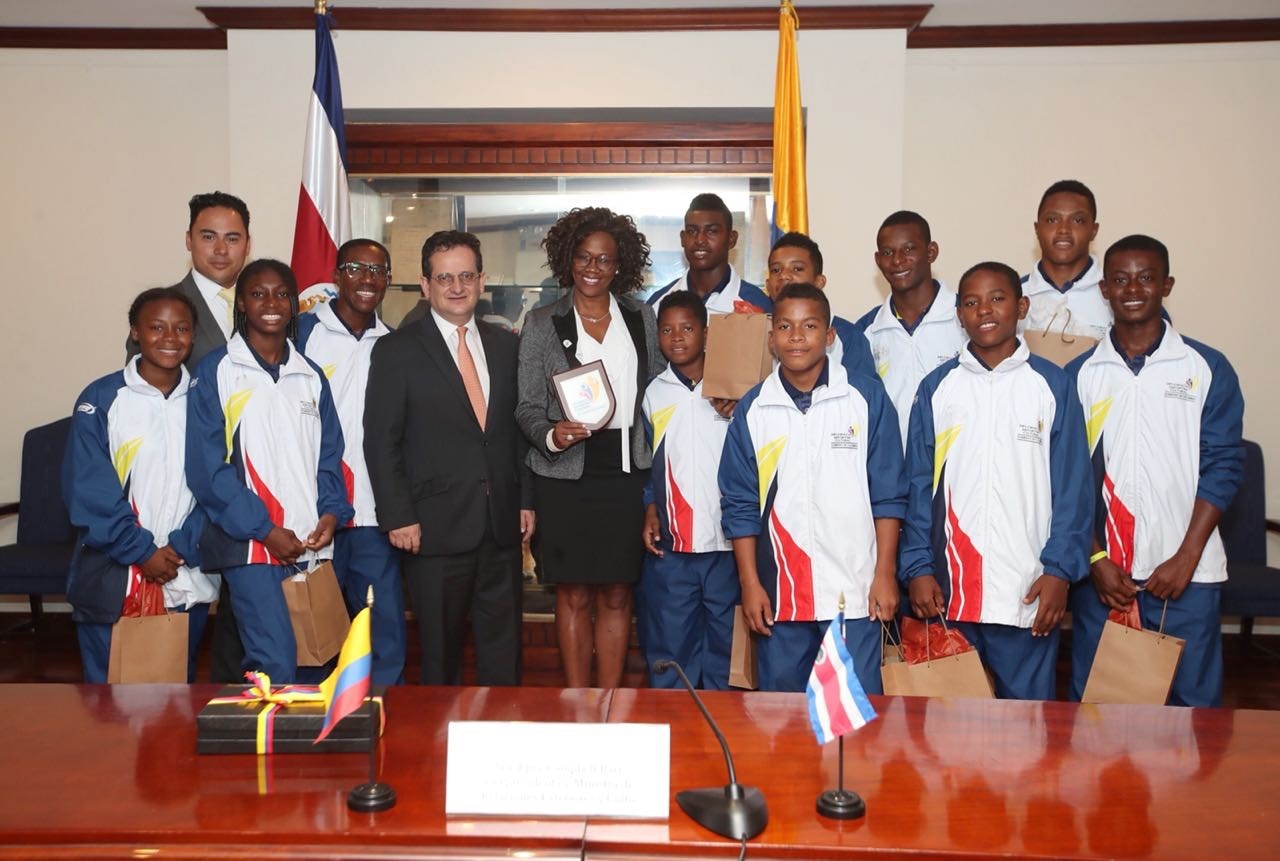 Epsy Campell, Vicepresidenta de Costa Rica, sostuvo encuentro con jóvenes surfistas colombianos