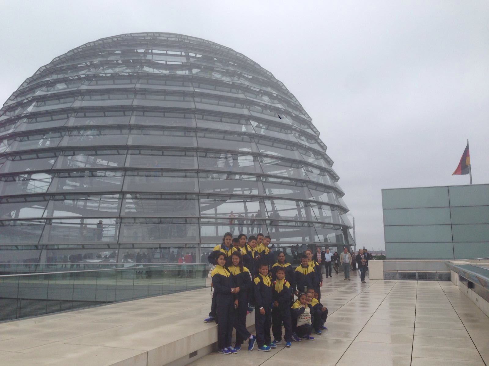 Visita al Parlamento alemán, una de las primeras actividades que realizaron los jóvenes de El Orejón y Pueblo Nuevo en el primer día del intercambio deportivo
