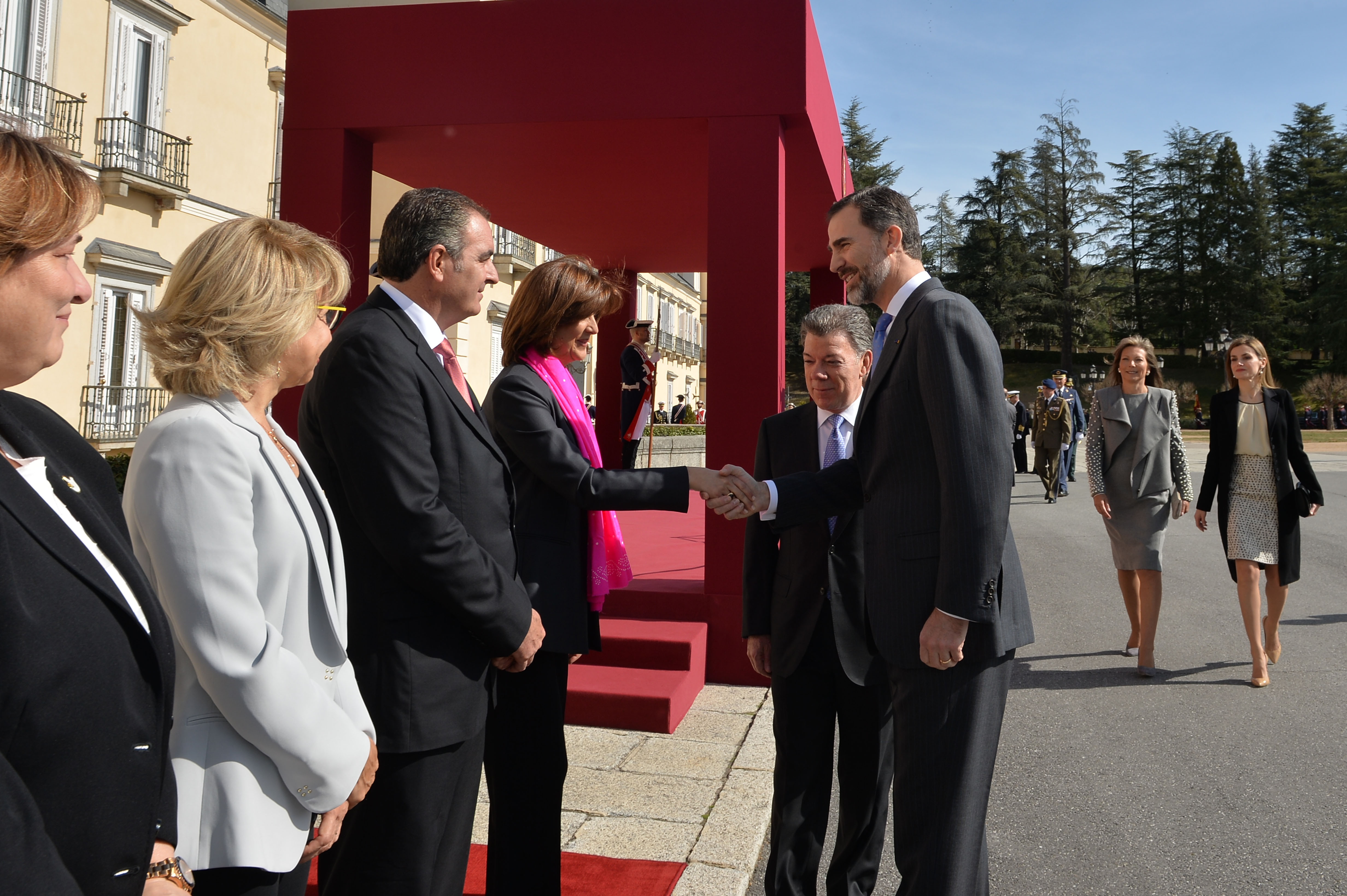 Canciller María Ángela Holguín saludó al Rey Felipe VI de España, durante la ceremonia de honores militares al Presidente Juan Manuel Santos