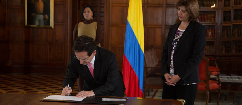  Ministra de Relaciones Exteriores María Ángela Holguín posesionó a Ricardo Lozano